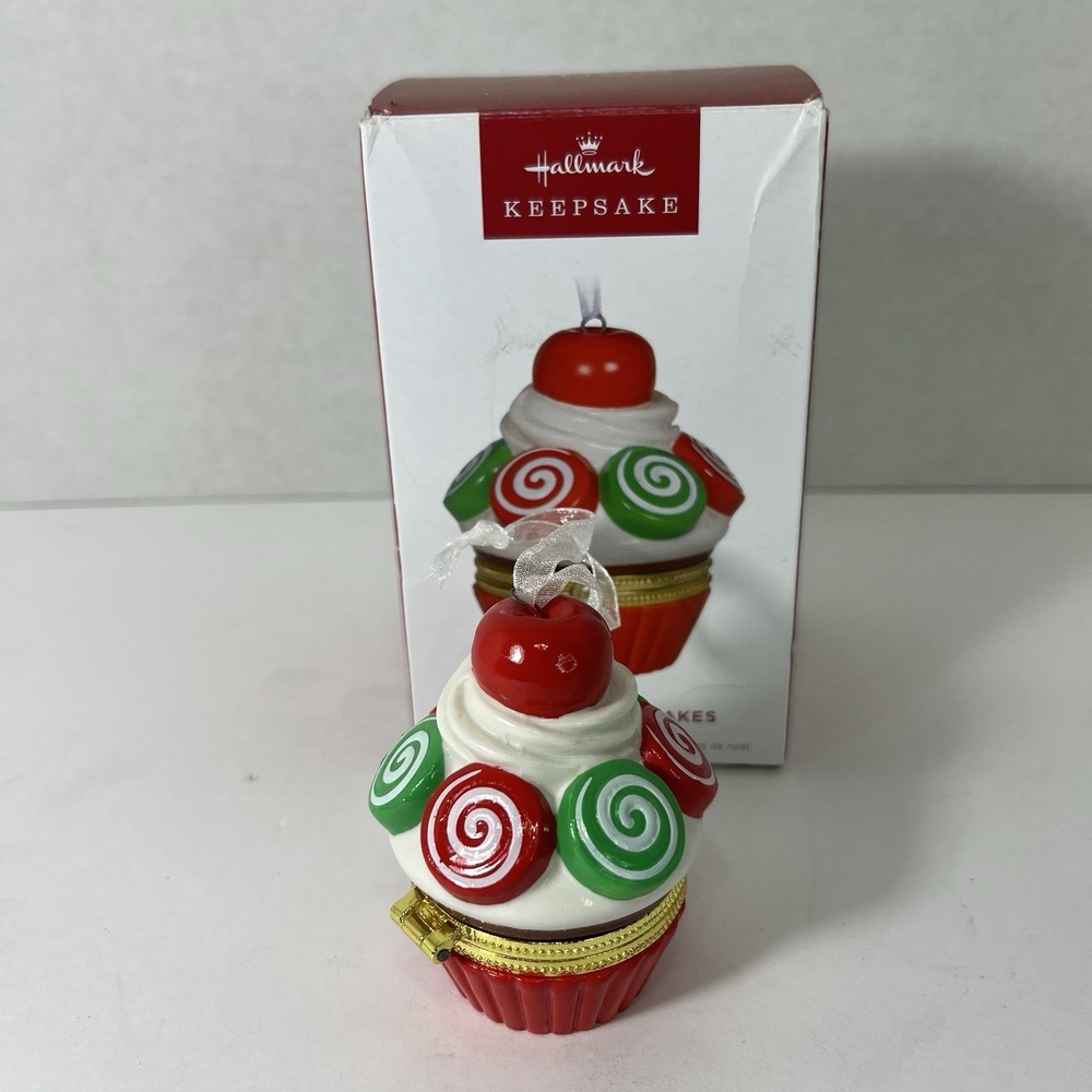 NEW HALLMARK 2022 CHRISTMAS CUPCAKES SPECIAL EDITION GOLD RED GREEN BOX ORNAMENT